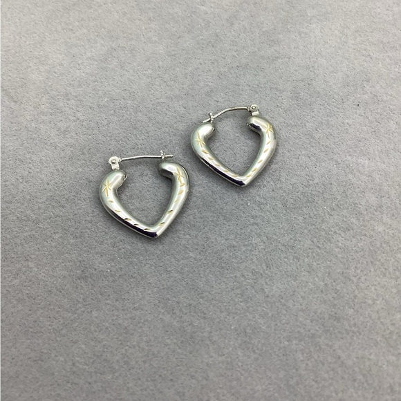 Vintage 14kt White Gold etched hoop earrings - Picture 2 of 6